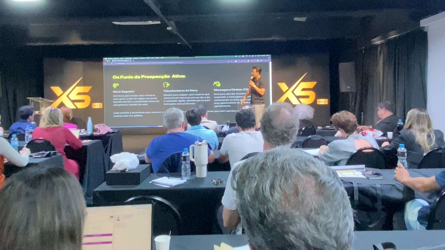 Plateia acompanhando uma apresentação sobre prospecção no X5 MED Experience