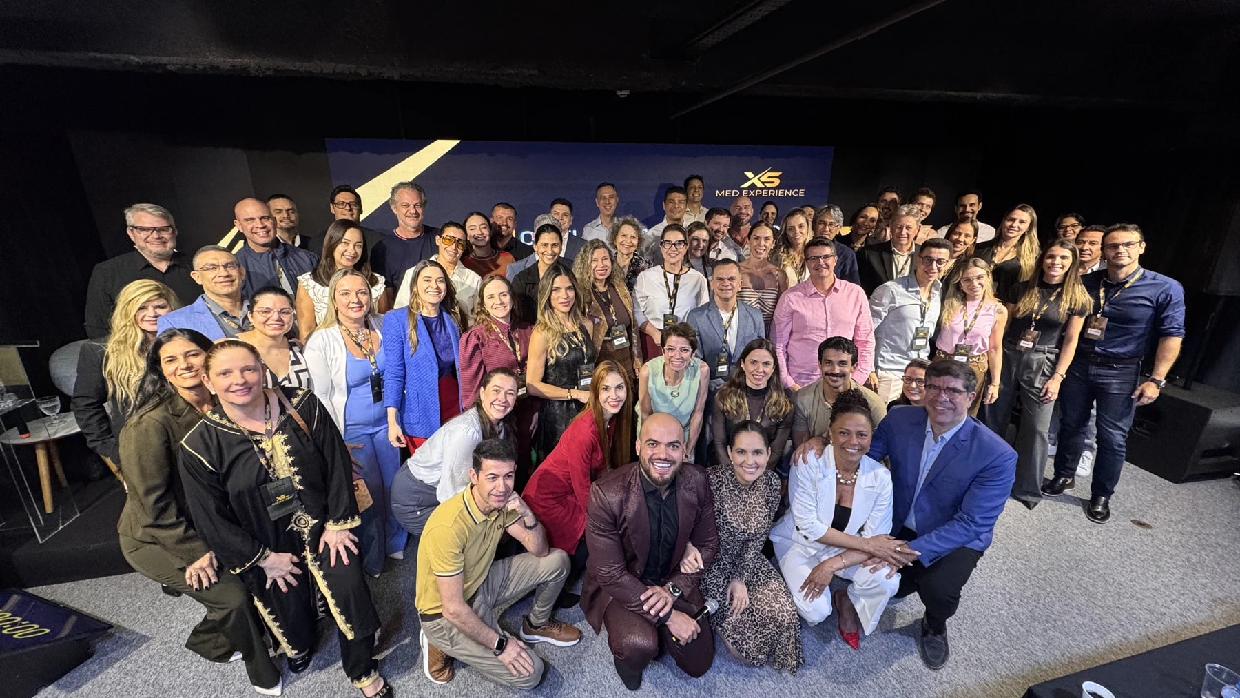 Turma reunida para uma foto de grupo no encontro X5 MED Experience